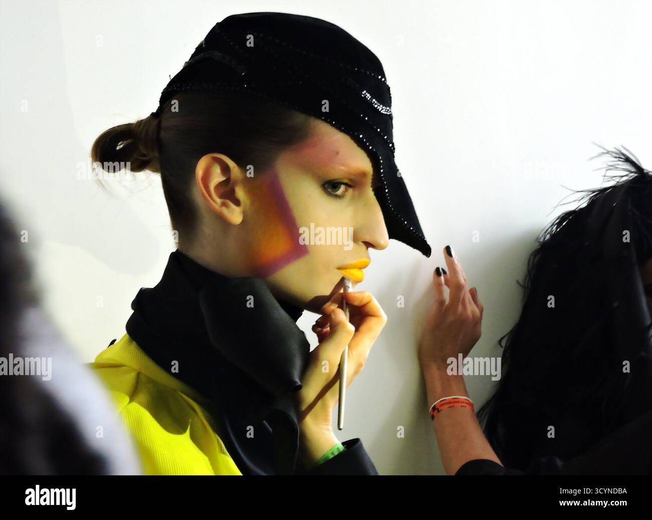 San Paolo, San Paolo, Brasile. 19 ottobre 2025. sao paulo (sp), 10/18/2025 - moda/spfw/desfiles/n60 - la sfilata davi ramos hats ha riunito diverse modelle veterane come ana claudia michels, luciana curtis e caroline ribeiro, al pacubra di ibirapuera a san paolo. (Foto: Leandro Chemalle/Thenews2/Zumapress) (immagine di credito: © Leandro Chemalle/TheNEWS2 via ZUMA Press Wire) SOLO USO EDITORIALE! Non per USO commerciale! Foto Stock