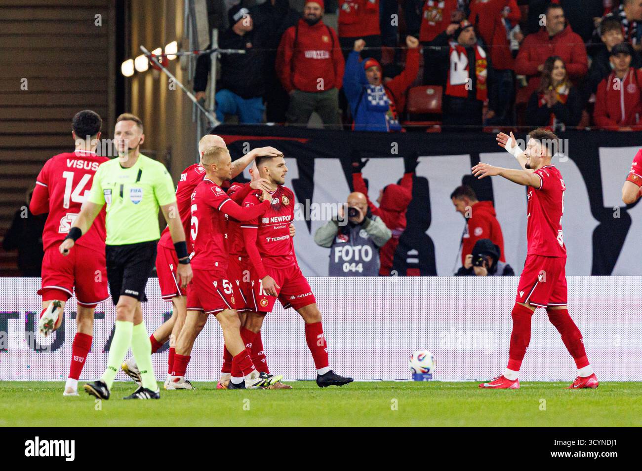 Il giocatore di Widzew ha visto festeggiare dopo gol di Lindon Selahi durante la partita PKO BP Ekstraklasa 25 26 tra Widzew Lodz e Radomiak Radom (Maciej Foto Stock