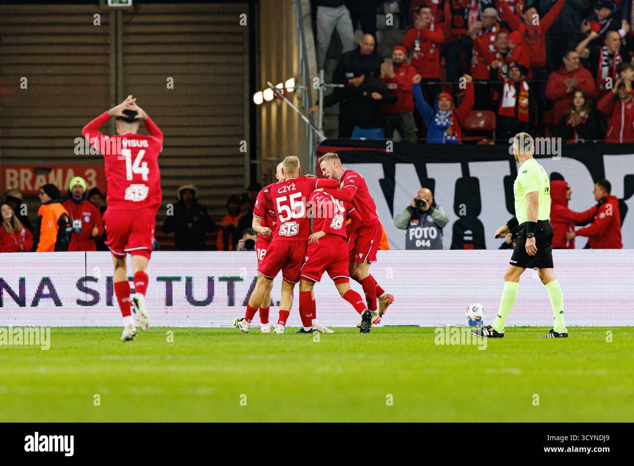 Il giocatore di Widzew ha visto festeggiare dopo gol di Lindon Selahi durante la partita PKO BP Ekstraklasa 25 26 tra Widzew Lodz e Radomiak Radom (Maciej Foto Stock