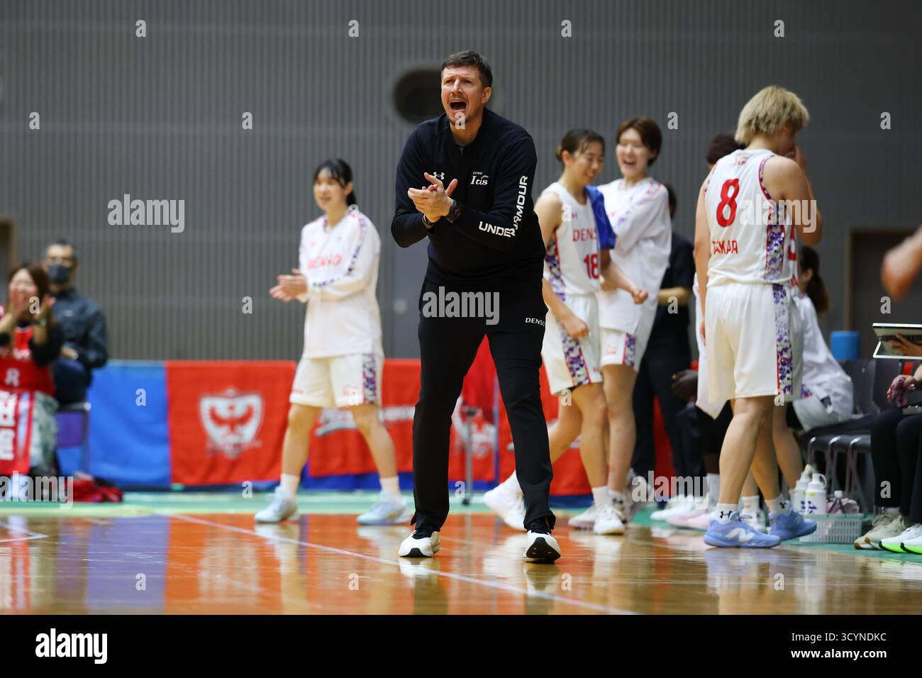 Kanagawa, Giappone. 19 ottobre 2025. Vladimir Vuksanovic allenatore (Iris) Basketball : WJBL 2025-2026 W League match tra Fujitsu Red Wave - Denso Iris all'arena Odawara di Kanagawa, Giappone . Crediti: Yohei Osada/AFLO SPORT/Alamy Live News Foto Stock
