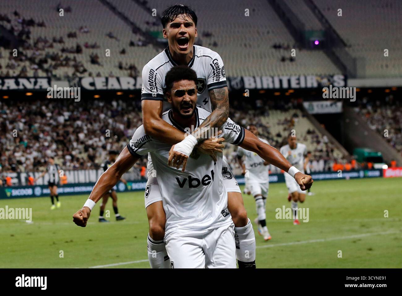 Fortaleza, Ceara, Brasile. 19 ottobre 2025. fortaleza (ce), 10/19/2025 Ã¢â‚¬' football/ceara vs botafogo - il giocatore chris ramos celebra il primo gol di botafogo durante la partita tra ceara (ce) e botafogo (rj), valida per il 29° round del campionato brasiliano serie a 2025, nella notte di questa domenica (19) di ottobre 2025, presso l'arena castelao di fortaleza ce. (Foto: LC Moreira/Thenews2/Zumapress) (immagine di credito: © LC Moreira/TheNEWS2 via ZUMA Press Wire) SOLO PER USO EDITORIALE! Non per USO commerciale! Foto Stock
