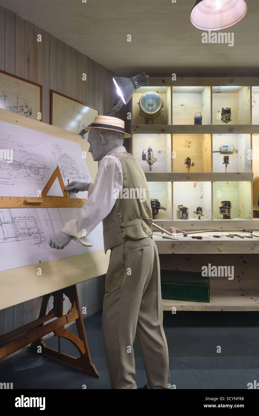 Una ricreazione di uno dei primi progetti di fabbrica, officina ingegneristica, spazio. Con il disegnatore. Al Museo Nazionale dell'Automobile di Torino, Torino, Italia. Foto Stock
