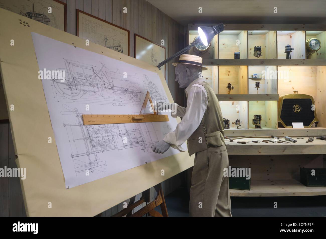 Una ricreazione di uno dei primi progetti di fabbrica, officina ingegneristica, spazio. Con il disegnatore. Al Museo Nazionale dell'Automobile di Torino, Torino, Italia. Foto Stock