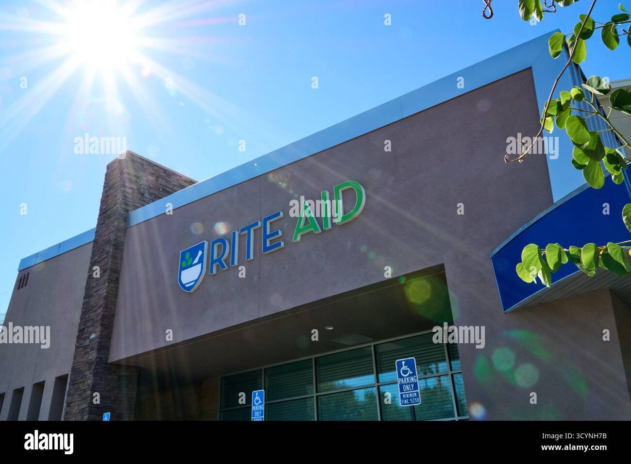 Palm Springs, California, Stati Uniti. 19 ottobre 2025. Vista della facciata con il logo Rite Aid sotto il sole del deserto, presso la chiusa sede di Palm Springs, uno dei molti negozi chiusi durante la procedura fallimentare dell'azienda. (Credit Image: © Ian L. Sitren/ZUMA Press Wire) SOLO PER USO EDITORIALE! Non per USO commerciale! Foto Stock