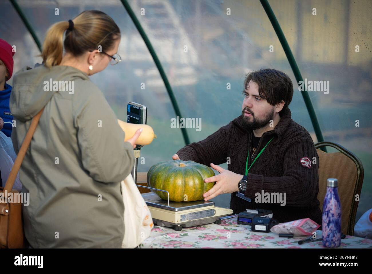Varsavia. 19 ottobre 2025. Un membro del personale pesa una zucca per un cliente durante l'annuale Festival della zucca a Varsavia, Polonia, il 19 ottobre 2025. La Polonia è uno dei maggiori produttori di zucca in Europa. Crediti: Jaap Arriens/Xinhua/Alamy Live News Foto Stock
