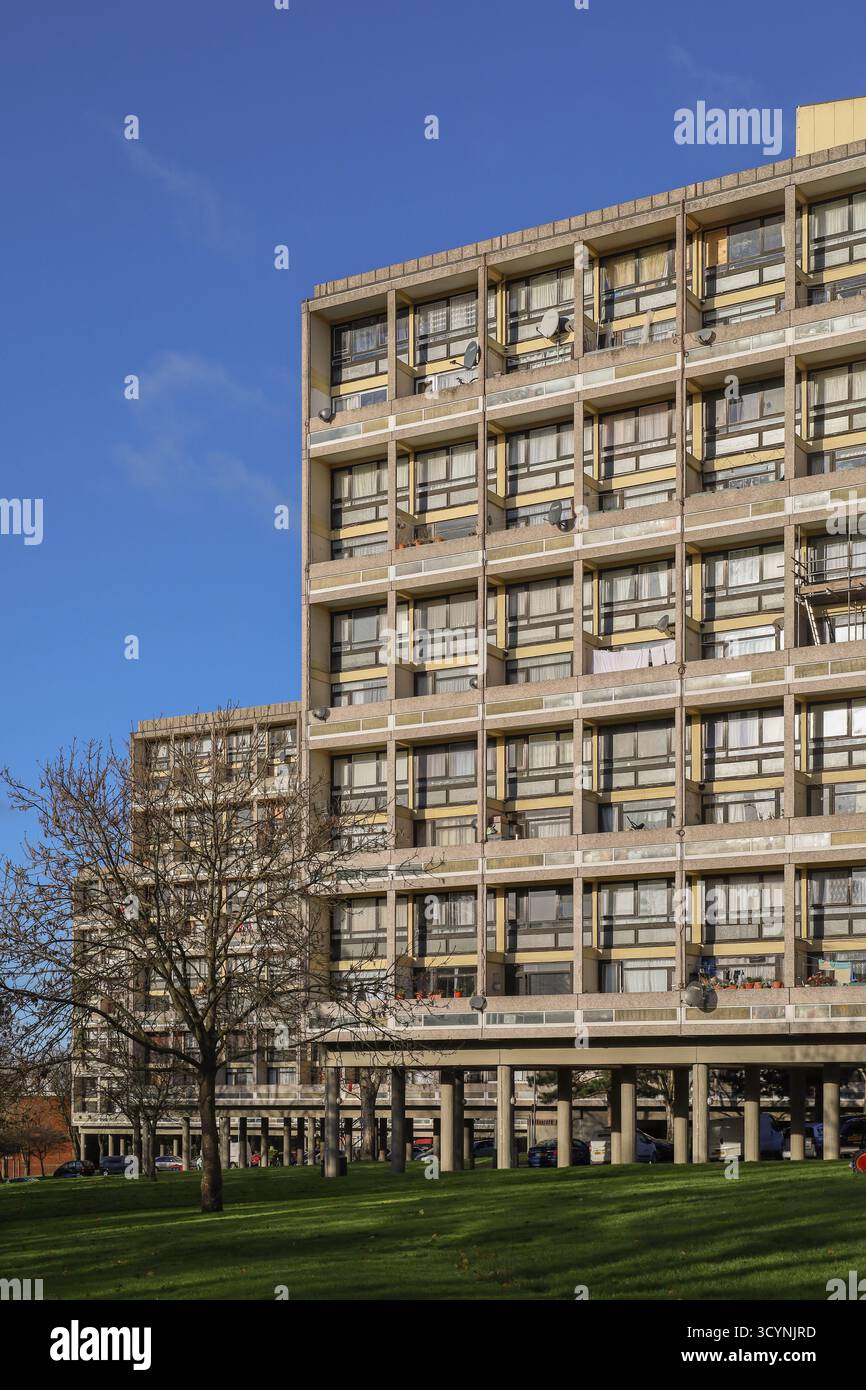 L'Alton Estate è una grande residenza comunale situata a Roehampton, nel sud-ovest di Londra, progettata in uno stile brutalista Foto Stock