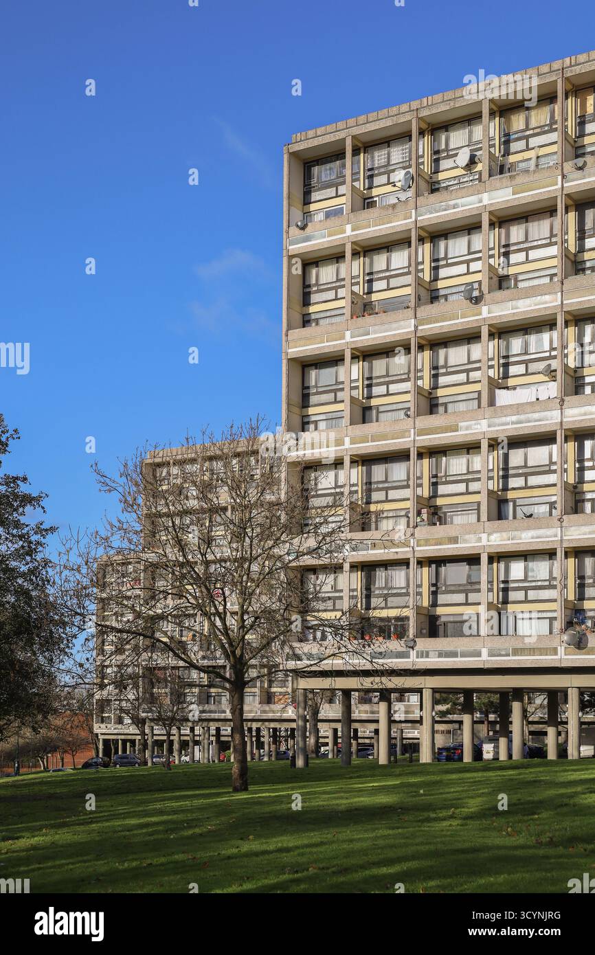 L'Alton Estate è una grande residenza comunale situata a Roehampton, nel sud-ovest di Londra, progettata in uno stile brutalista Foto Stock