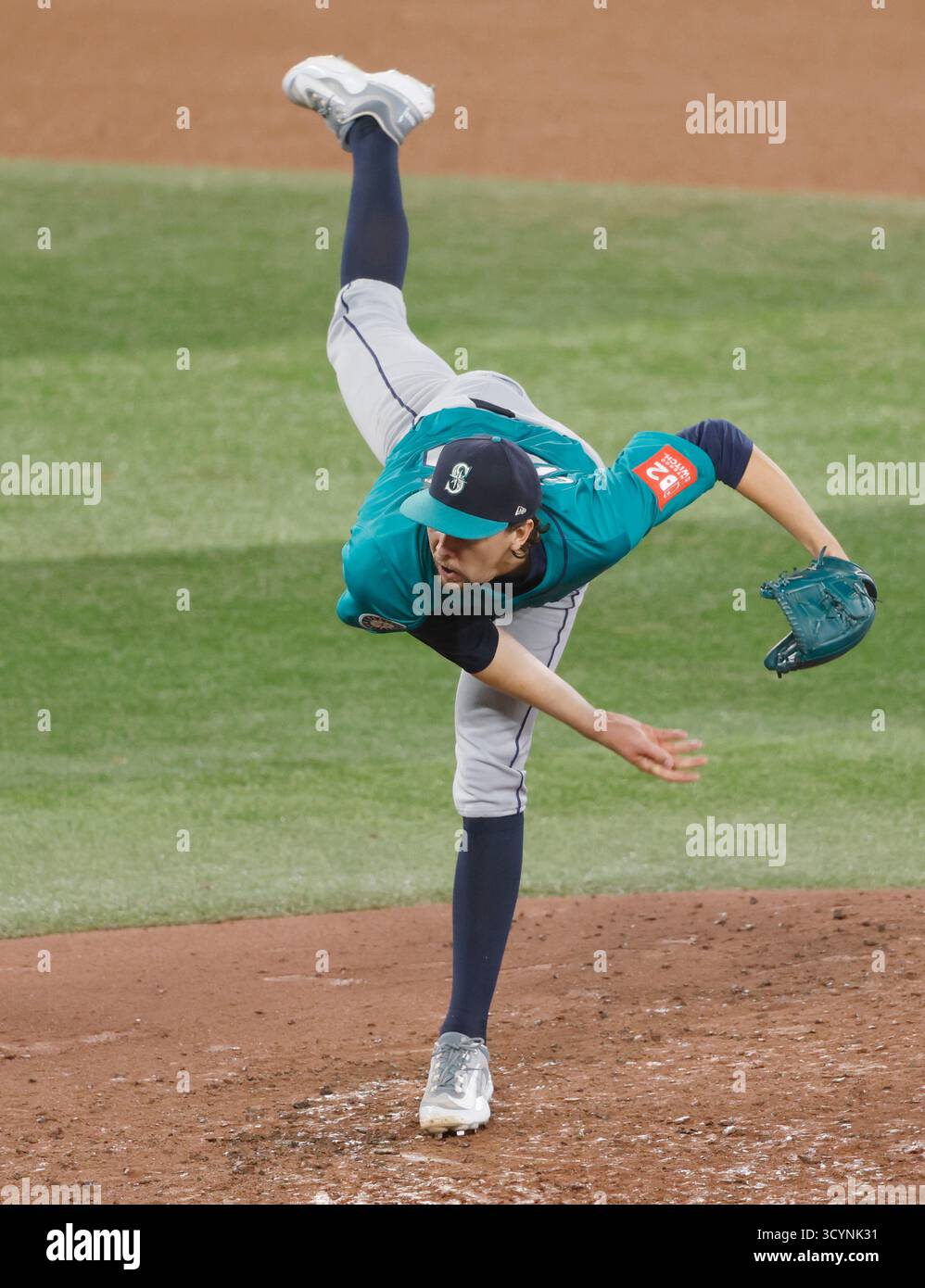 Toronto, Canada. 19 ottobre 2025. Il lanciatore titolare dei Seattle Mariners Logan Gilbert (36) lanciò nel quarto inning contro i Toronto Blue Jays durante la gara 6 delle MLB American League Championship Series al Rogers Centre di Toronto, Canada, domenica 19 ottobre 2025. Foto di John Angelillo/UPI credito: UPI/Alamy Live News Foto Stock