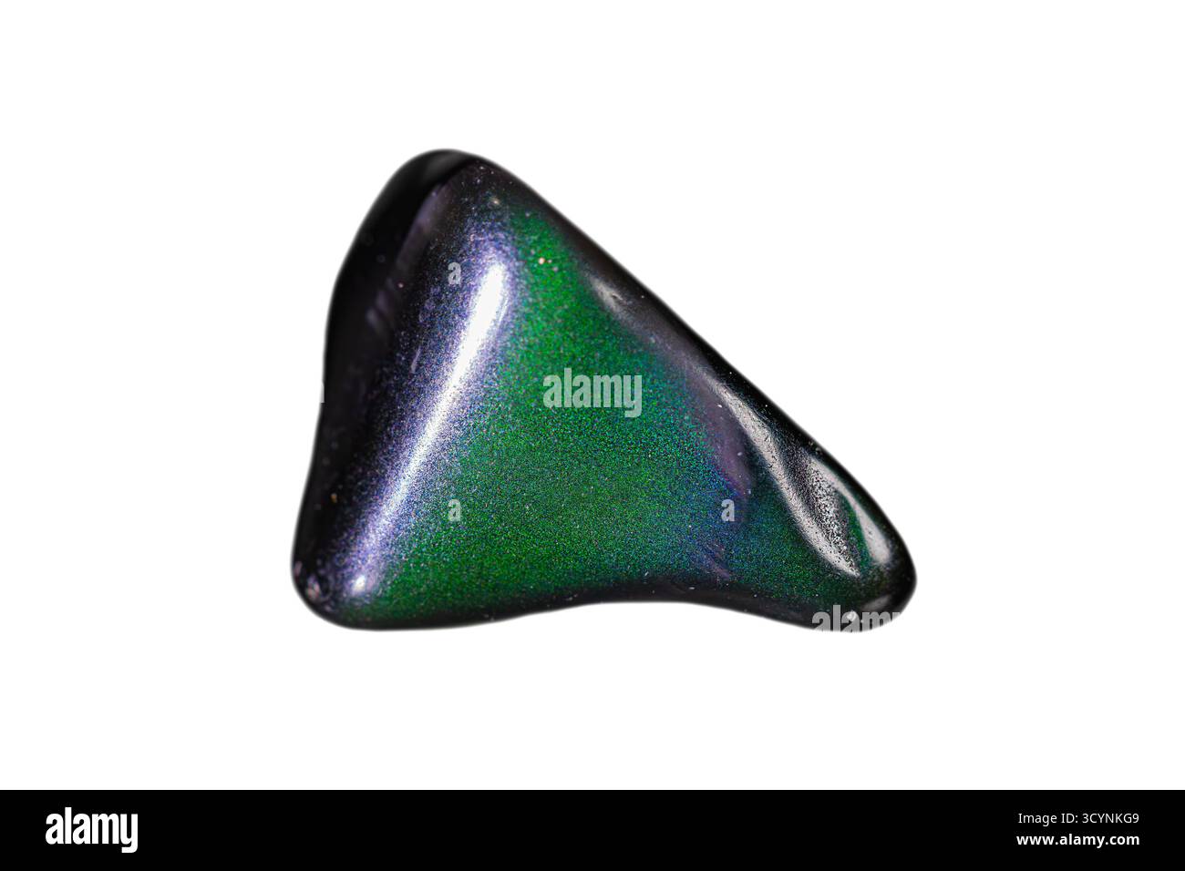 Ossidiana arcobaleno su sfondo bianco. Una roccia vulcanica con inclusioni microscopiche di ematite Foto Stock