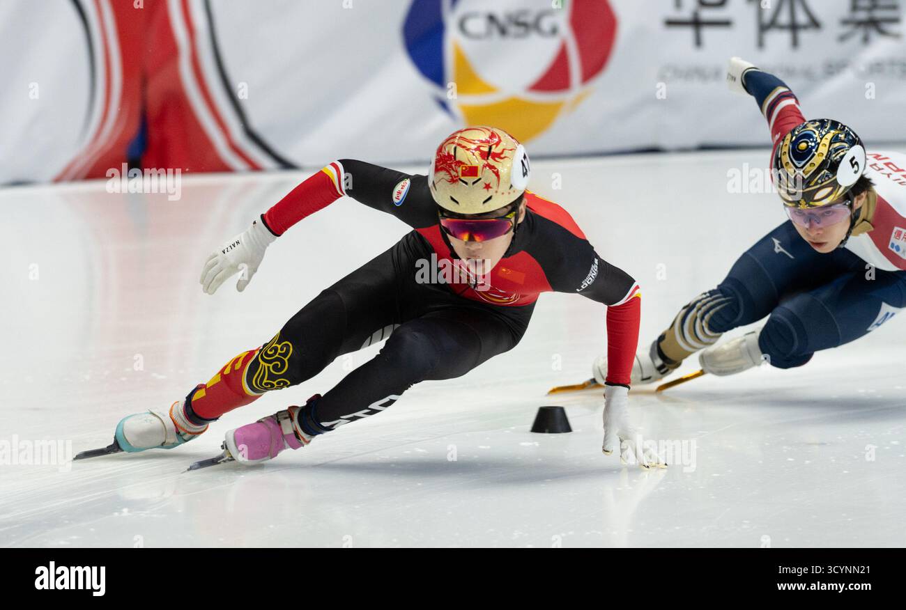 Montreal, Canada. 19 ottobre 2025. Zhang Bohao (L) della Cina gareggia durante la gara Mixed Team Relay Final B all'ISU Short Track World Tour #2, evento di pattinaggio di velocità a Montreal, Canada, 19 ottobre 2025. Crediti: Li Haitao/Xinhua/Alamy Live News Foto Stock