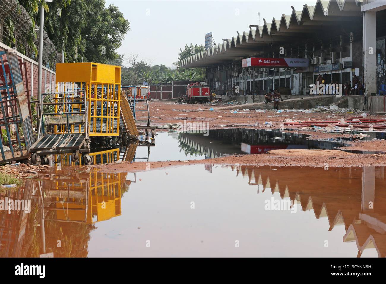 (251020) -- DACCA, 20 ottobre 2025 (Xinhua) -- questa foto scattata il 19 ottobre 2025 mostra il villaggio cargo dell'aeroporto internazionale Hazrat Shahjalal dopo un incendio a Dacca, Bangladesh. Secondo lo sceicco Bashir Uddin, consigliere del Ministero dell'aviazione civile e del turismo del Bangladesh, il devastante incendio del villaggio merci di Hazrat Shahjalal ha portato a circa 21 voli deviati o cancellati. Il consulente ha detto che l'aeroporto aveva raggiunto con successo il suo obiettivo di riprendere le operazioni entro le 21:00 ora locale il sabato sera dopo l'incendio scoppiato intorno alle 14:15 loca Foto Stock
