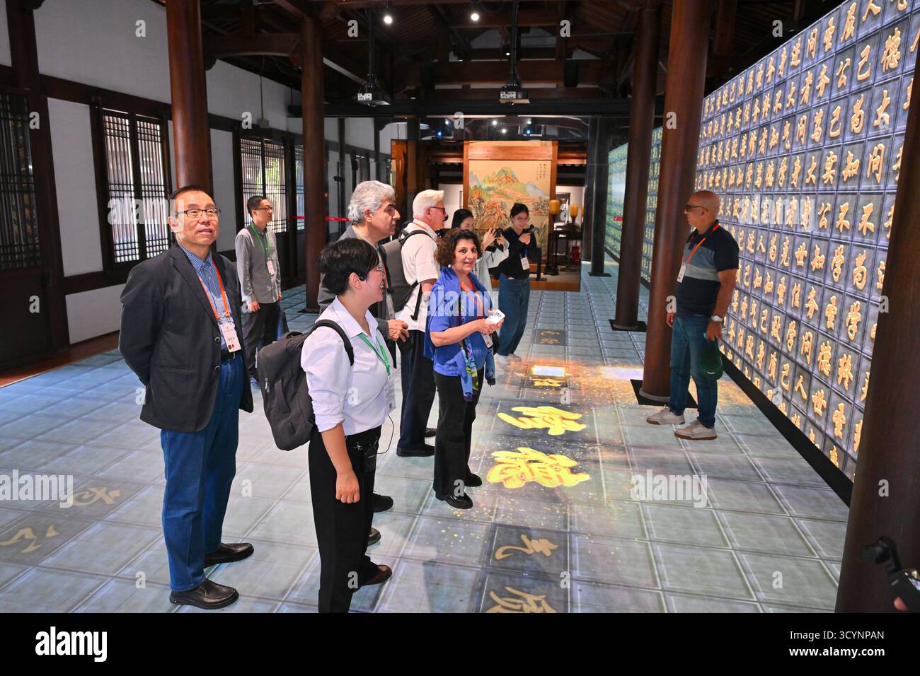 Nanping, la provincia cinese del Fujian. 19 ottobre 2025. I partecipanti alla Conferenza sulla filosofia e il dialogo della civiltà globale di Zhu Xi visitano l'Accademia Hanquan nel distretto di Jianyang della città di Nanping, nella provincia del Fujian della Cina sud-orientale, 19 ottobre 2025. I partecipanti alla Conferenza sulla filosofia e il dialogo della civiltà globale di Zhu Xi hanno visitato siti turistici culturali legati a Zhu Xi, un grande filosofo cinese e studioso confuciano della dinastia Song meridionale (1127-1279), durante un viaggio di domenica a Nanping. Crediti: Jiang Kehong/Xinhua/Alamy Live News Foto Stock