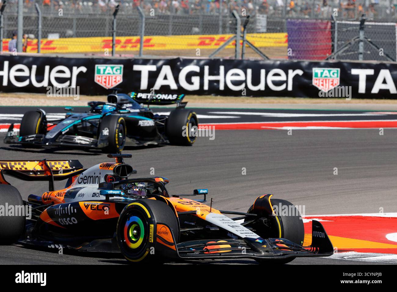 Austin, Vereinigte Staaten. 19 ottobre 2025. 19 ottobre 2025, Circuit of the Americas, Austin, FORMULA 1 MSC CROCIERE UNITED STATES GRAND PRIX 2025, nella foto Oscar Piastri (AUS), McLaren F1 Team, George Russell (GBR), Mercedes-AMG Petronas Formula One Team Credit: dpa/Alamy Live News Foto Stock