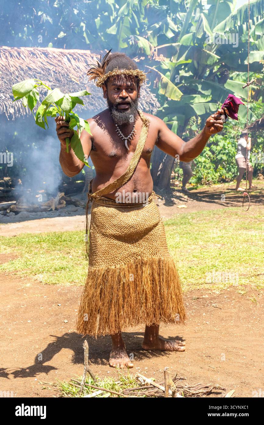 Uomo nativo con erbe medicinali Pepeyo Cultural Village, Teouma area, Port Vila, Efate Island, Vanuatu (République de Vanuatu), Melanesia, Oceania Foto Stock