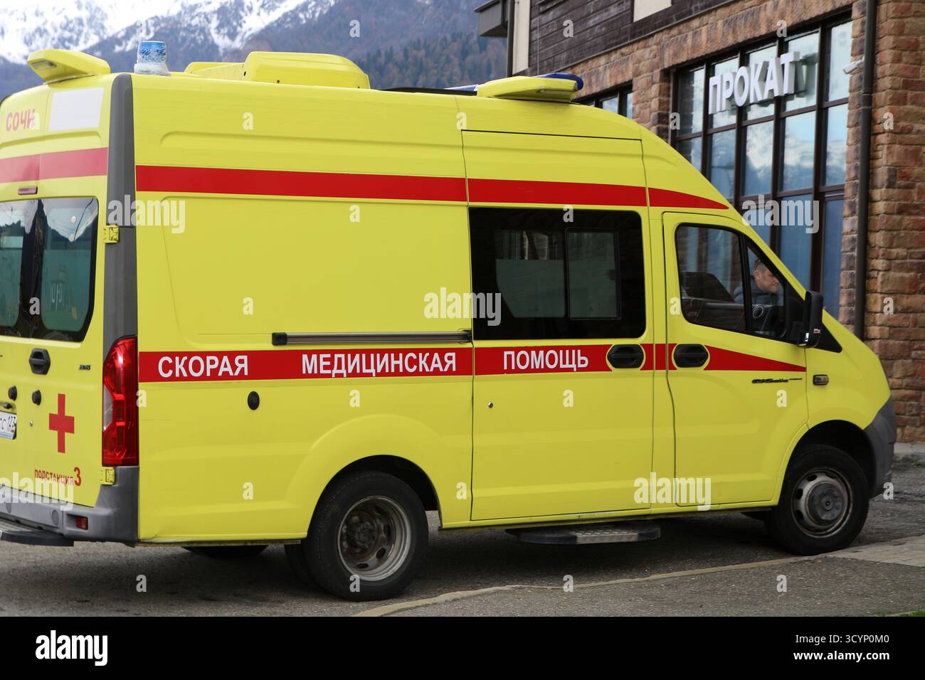 Sochi, Russia. 18 ottobre 2025. Un'ambulanza è in servizio presso il Villaggio Olimpico di montagna nel territorio di Krasnodar, vicino a Sochi. Credito: SOPA Images Limited/Alamy Live News Foto Stock