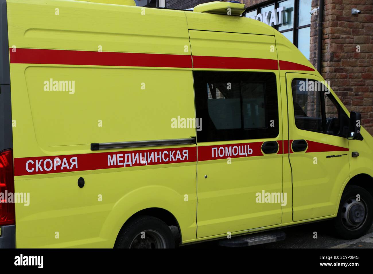 Sochi, Russia. 18 ottobre 2025. Un'ambulanza è in servizio presso il Villaggio Olimpico di montagna nel territorio di Krasnodar, vicino a Sochi. Credito: SOPA Images Limited/Alamy Live News Foto Stock