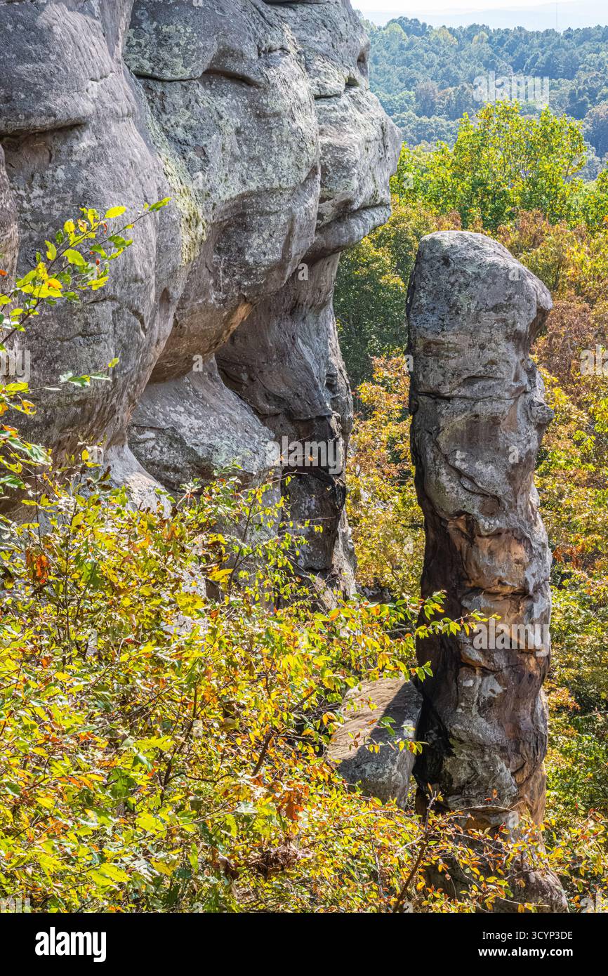 Formazione rocciosa devil's Smokestack in autunno al Garden of the Gods nella Shawnee National Forest nell'Illinois meridionale. (USA) Foto Stock
