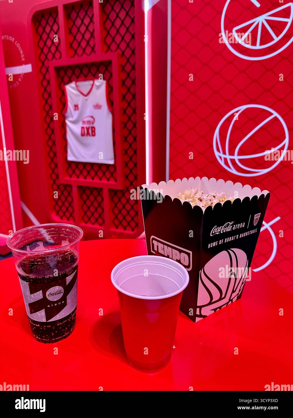 Dettagli rossi dell'area vip dell'arena di pallacanestro Coca-Cola di Dubai Foto Stock
