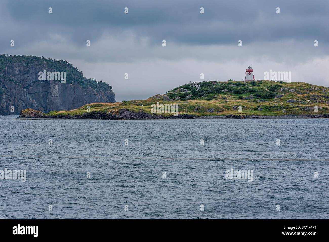 Vista di un cielo moody sul faro di Fort Point (Admiral's Point) da Trinity, Terranova Foto Stock