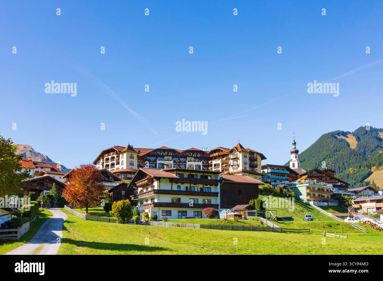Villaggio e chiesa Lermoos, hotel Post Lermoos Tiroler Zugspitz Arena Tirol, Tirolo Austria Foto Stock