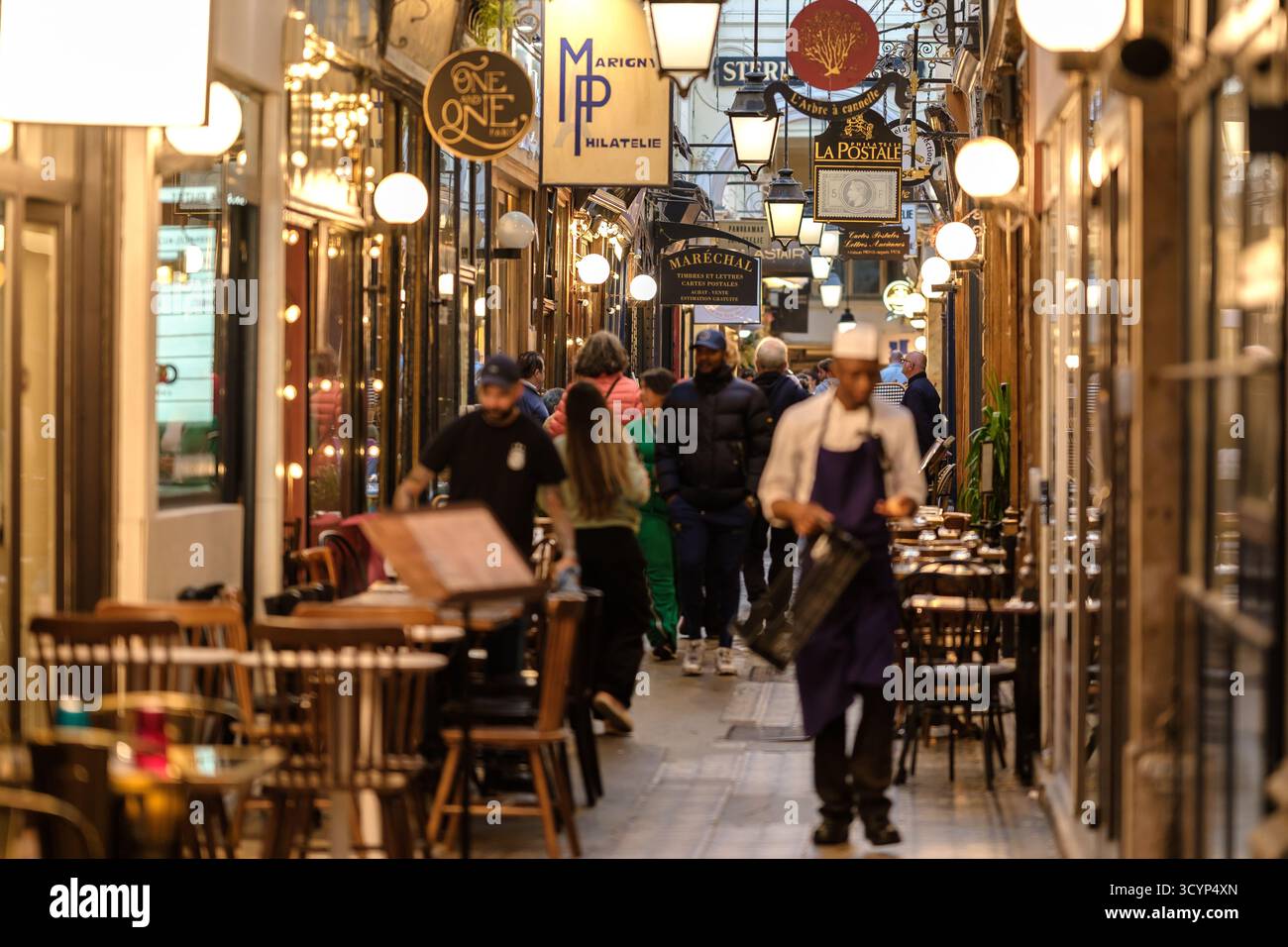 Parigi, Francia - 11 ottobre 2025: Veduta di ristoranti e persone al passaggio coperto, Passage des panoramas a Parigi Francia Foto Stock