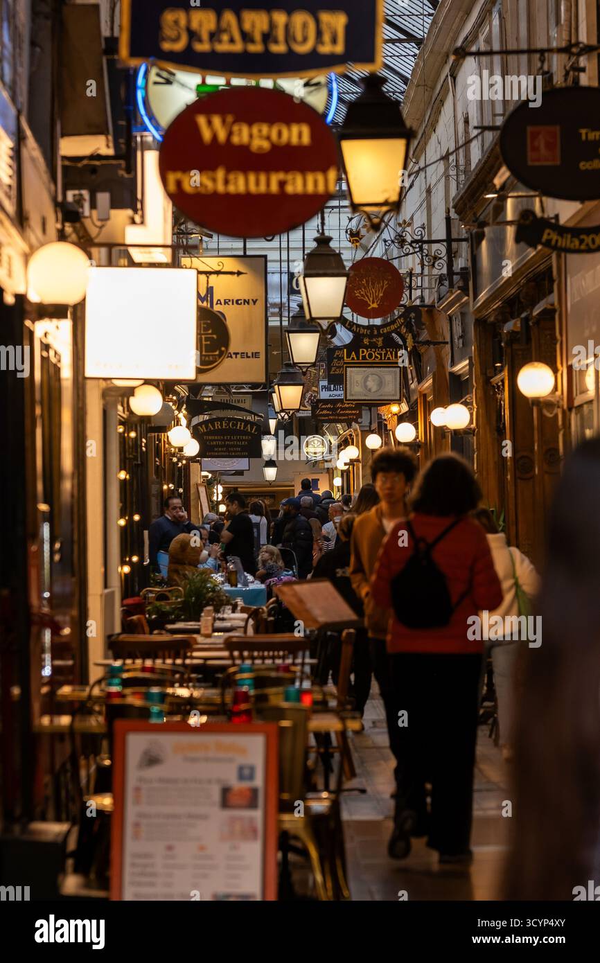 Parigi, Francia - 11 ottobre 2025: Veduta di ristoranti e persone al passaggio coperto, Passage des panoramas a Parigi Francia Foto Stock