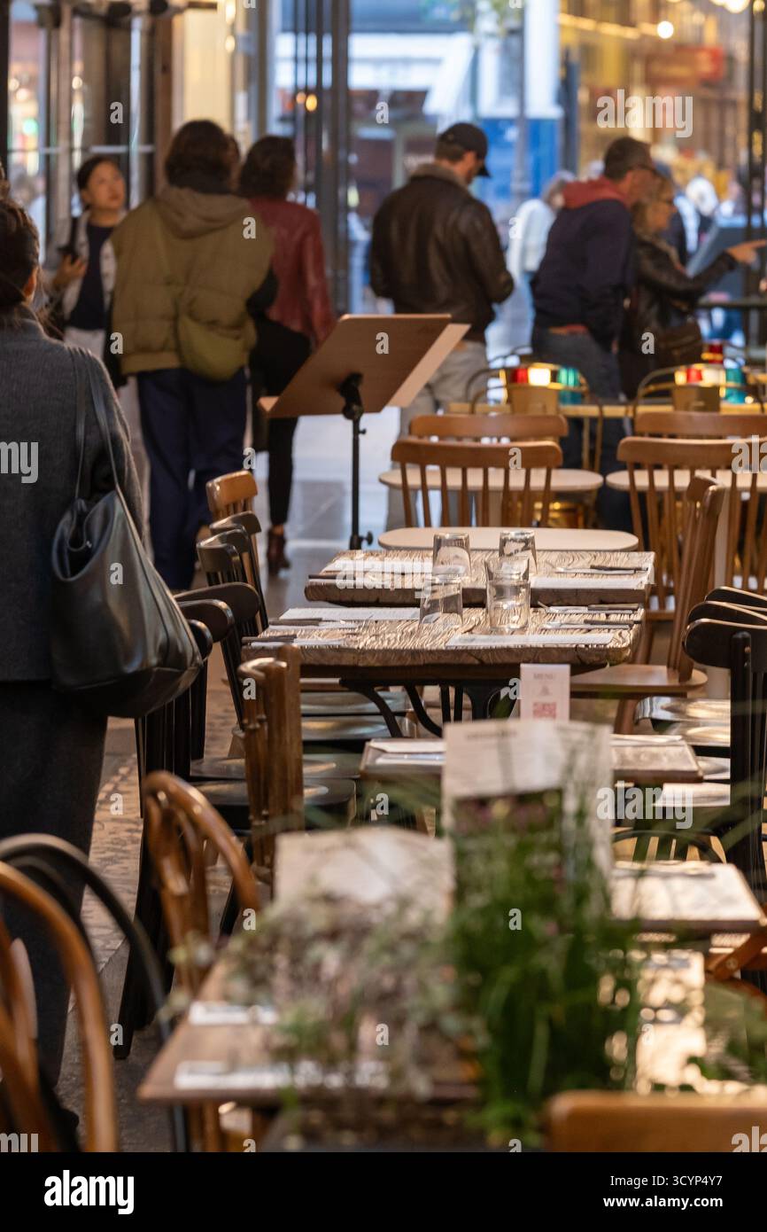 Parigi, Francia - 11 ottobre 2025: Veduta dei tavoli del ristorante e delle persone al passaggio coperto, Passage des panoramas a Parigi Francia Foto Stock