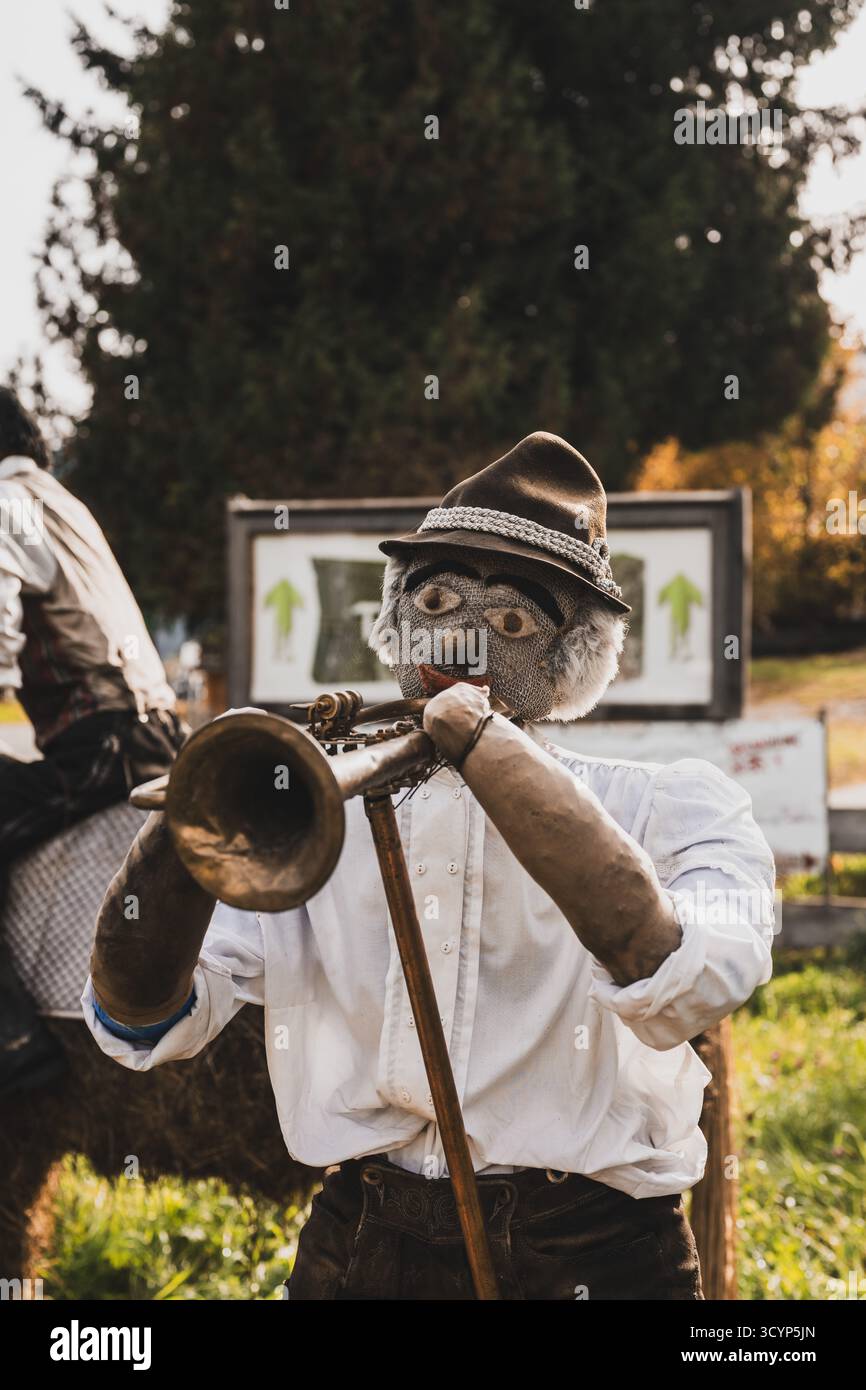 Kunstvolle Heufiguren anlässlich des Bauernherbstes bei Taxenbach im Pinzgau, Salisburgo, 19.10.2025. // Artful figure di fieno in occasione del Harvest Festival di Pinzgau, Salisburgo, il 19 ottobre 2025. - 20251019 PD11967 credito: APA-PictureDesk/Alamy Live News Foto Stock