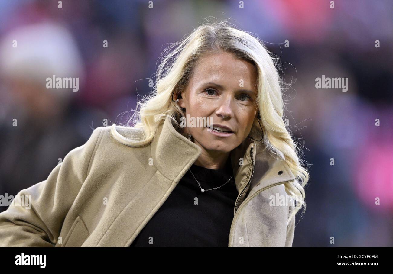 Esperta televisiva presentatrice Julia Simic, Ritratto del Classico tedesco, FC Bayern Monaco FCB contro Borussia Dortmund BVB, Allianz Arena, Monaco di Baviera, Baviera, Germa Foto Stock