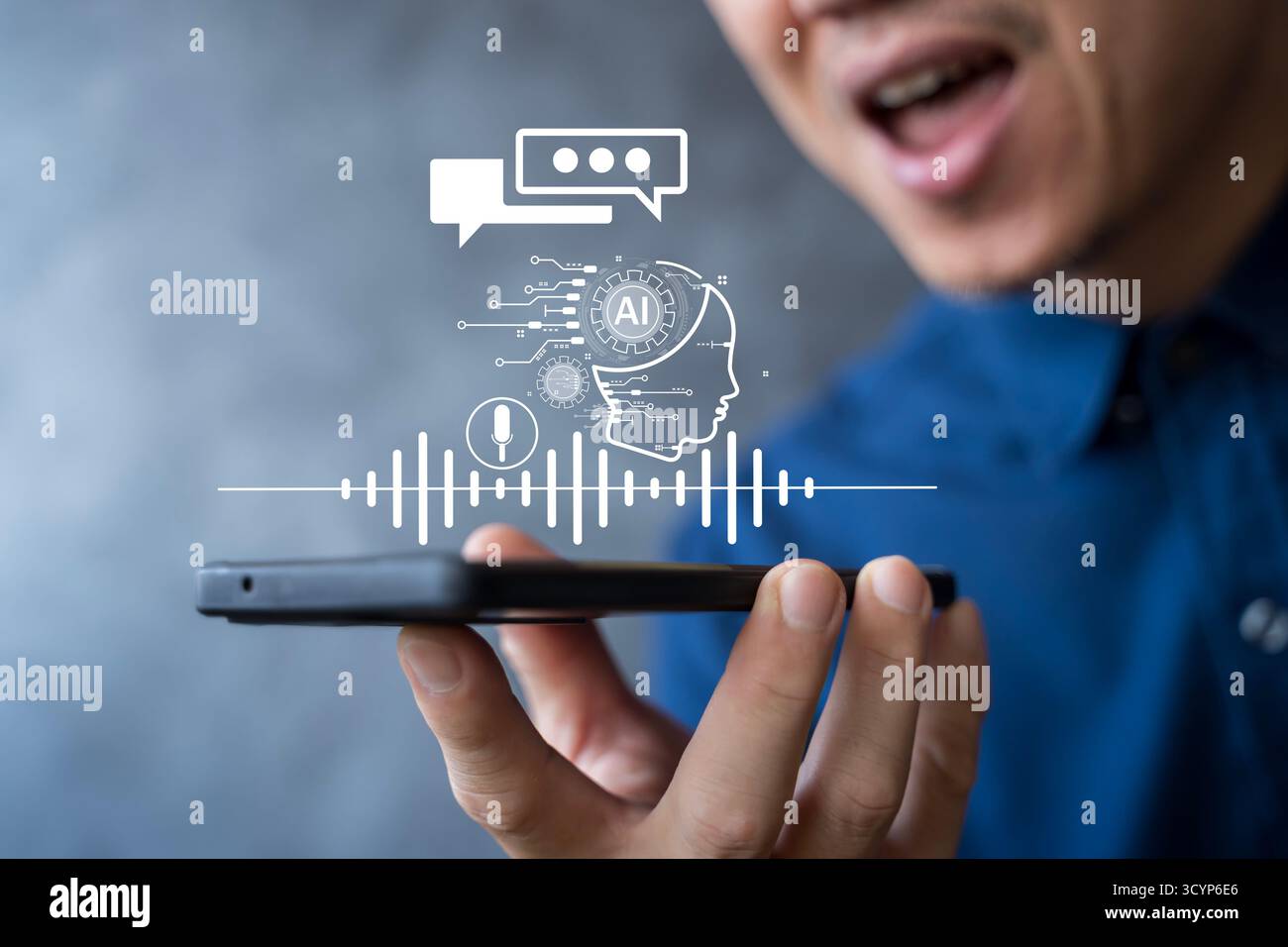 Un uomo che parla con uno smartphone con icone di assistente vocale ai virtuale, che rappresentano il moderno riconoscimento vocale, la comunicazione digitale e l'inte artificiale Foto Stock