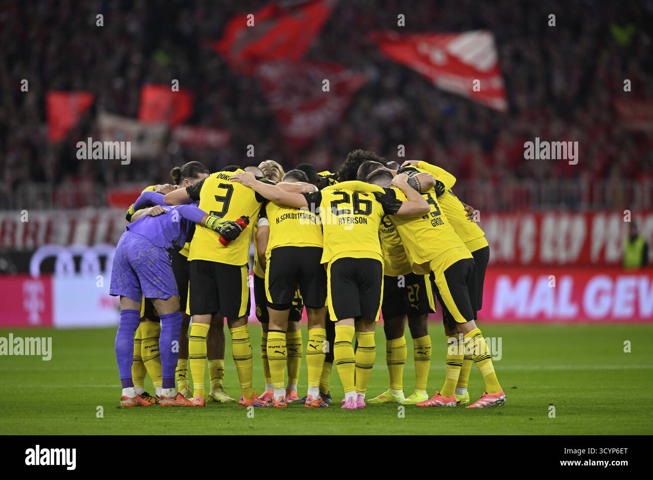 Team building, team Circle davanti all'inizio della partita Borussia Dortmund BVB Deutscher Classico, FC Bayern Monaco FCB contro Borussia Dortmund B. Foto Stock