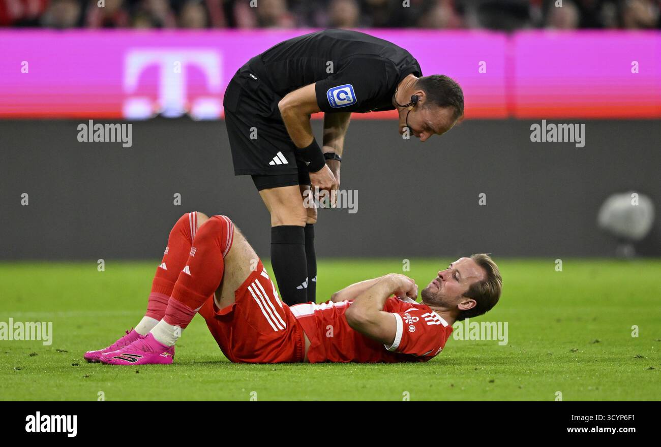 L'arbitro Bastian Dankert all'Harry Kane FC Bayern Monaco FCB (09) infortunato al suolo Deutscher Classico, FC Bayern Monaco FCB contro Borussia Dortmun Foto Stock