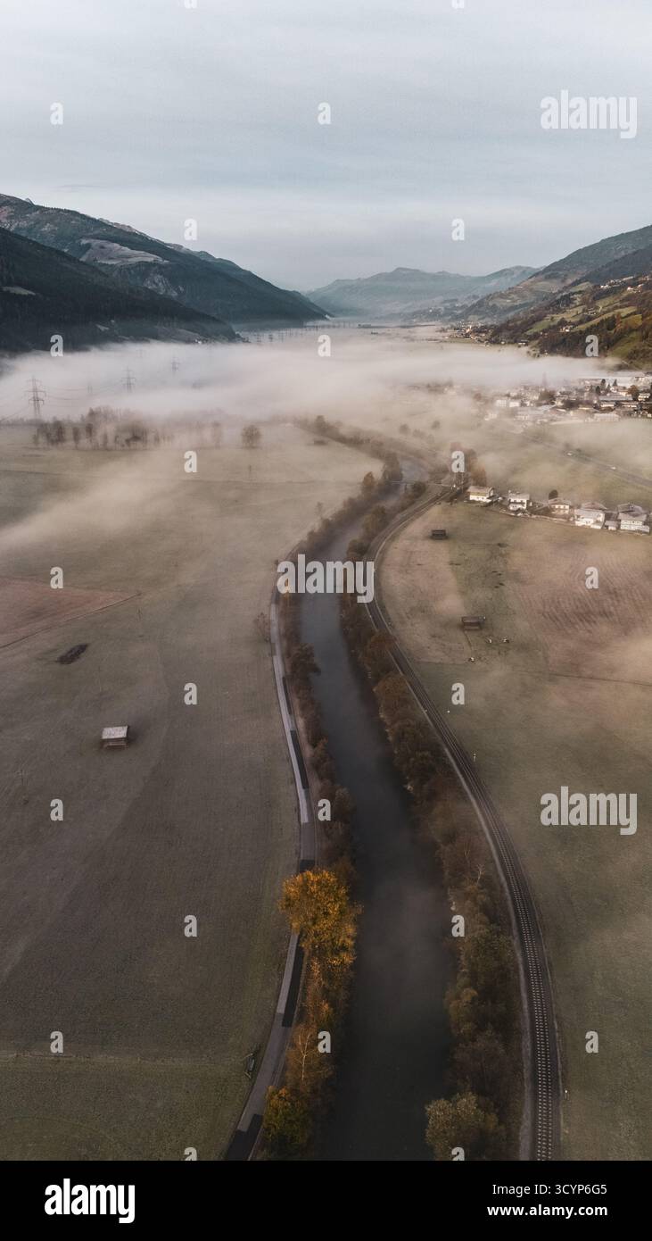 Niedernsill im Pinzgau an der Salzach zu Sonnenaufgang mit Morgennebel im Herbst AM 19.10.2025. // Niedernsill a Pinzgau sul fiume Salzach all'alba con nebbia mattutina in autunno il 19 ottobre 2025. - 20251019 PD12004 credito: APA-PictureDesk/Alamy Live News Foto Stock