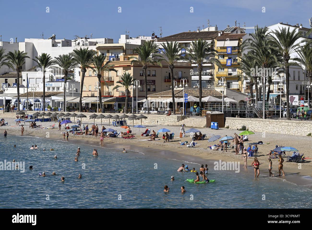 Vista della spiaggia e della città vecchia di Javea o Xabia, provincia di Alicante, Comunidad Valenciana, Spagna Foto Stock