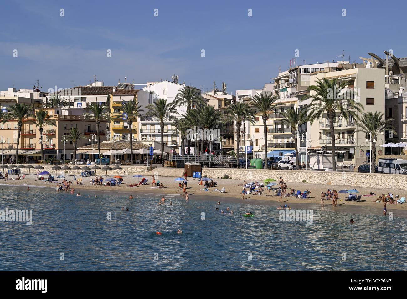 Vista della spiaggia e della città vecchia di Javea o Xabia, provincia di Alicante, Comunidad Valenciana, Spagna Foto Stock