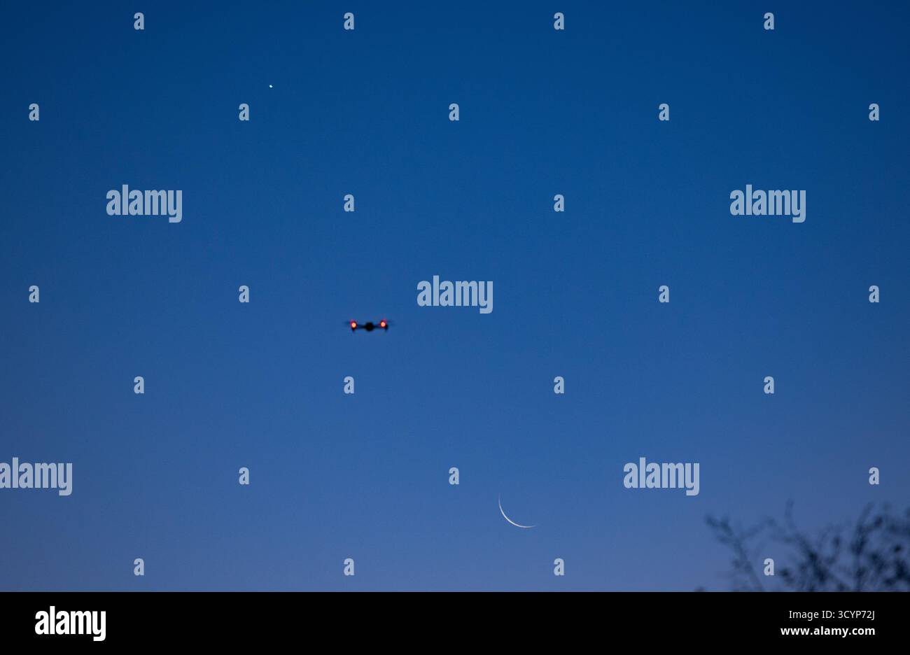 Harbin, la provincia cinese di Heilongjiang. 20 ottobre 2025. Un drone vola per scattare foto del pianeta Venere e della luna accanto ad esso, nel cielo sopra Heihe City, nella provincia di Heilongjiang, nella Cina nord-orientale, 20 ottobre 2025. Crediti: Qian Boyu/Xinhua/Alamy Live News Foto Stock