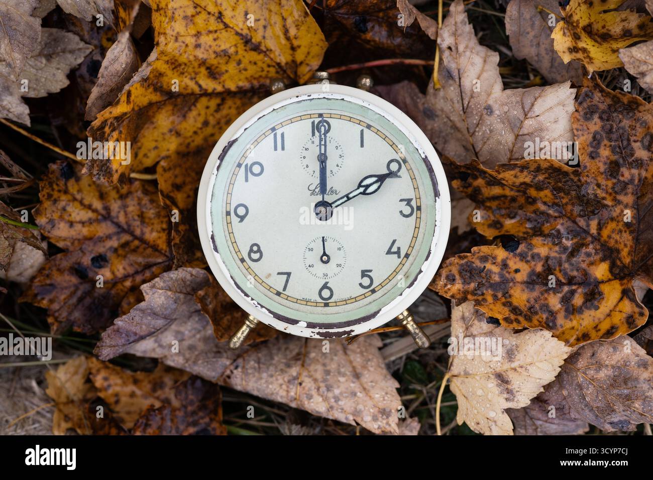 Themenbild anlässlich Zeitumstellung von Sommerzeit auf Normalzeit am Sonntag, 26. Ottobre 2025. Im Bild: Ein Wecker aufgenommen 19. Oktober 2025, Wo die Zeit von 02:00 zu sehen ist. // immagine a tema per la modifica dall'ora legale all'ora standard di domenica 26 ottobre 2025. Nella foto: Sveglia scattata il 19 ottobre 2025, con l'orario delle 2:00 - 20251019 PD9082 credito: APA-PictureDesk/Alamy Live News Foto Stock