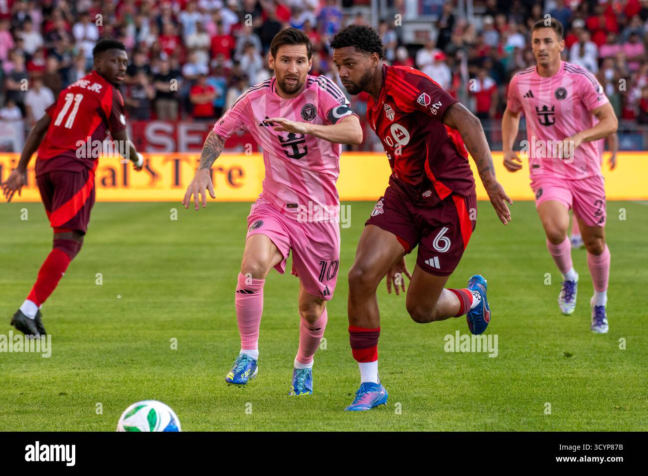 6° Kosi Thompson (R) e 10° Lionel messi (L) in azione durante la partita MLS tra Toronto FC e Inter Miami FC al BMO Field. Punteggio finale; Toronto FC 1:1 Inter Miami FC Foto Stock