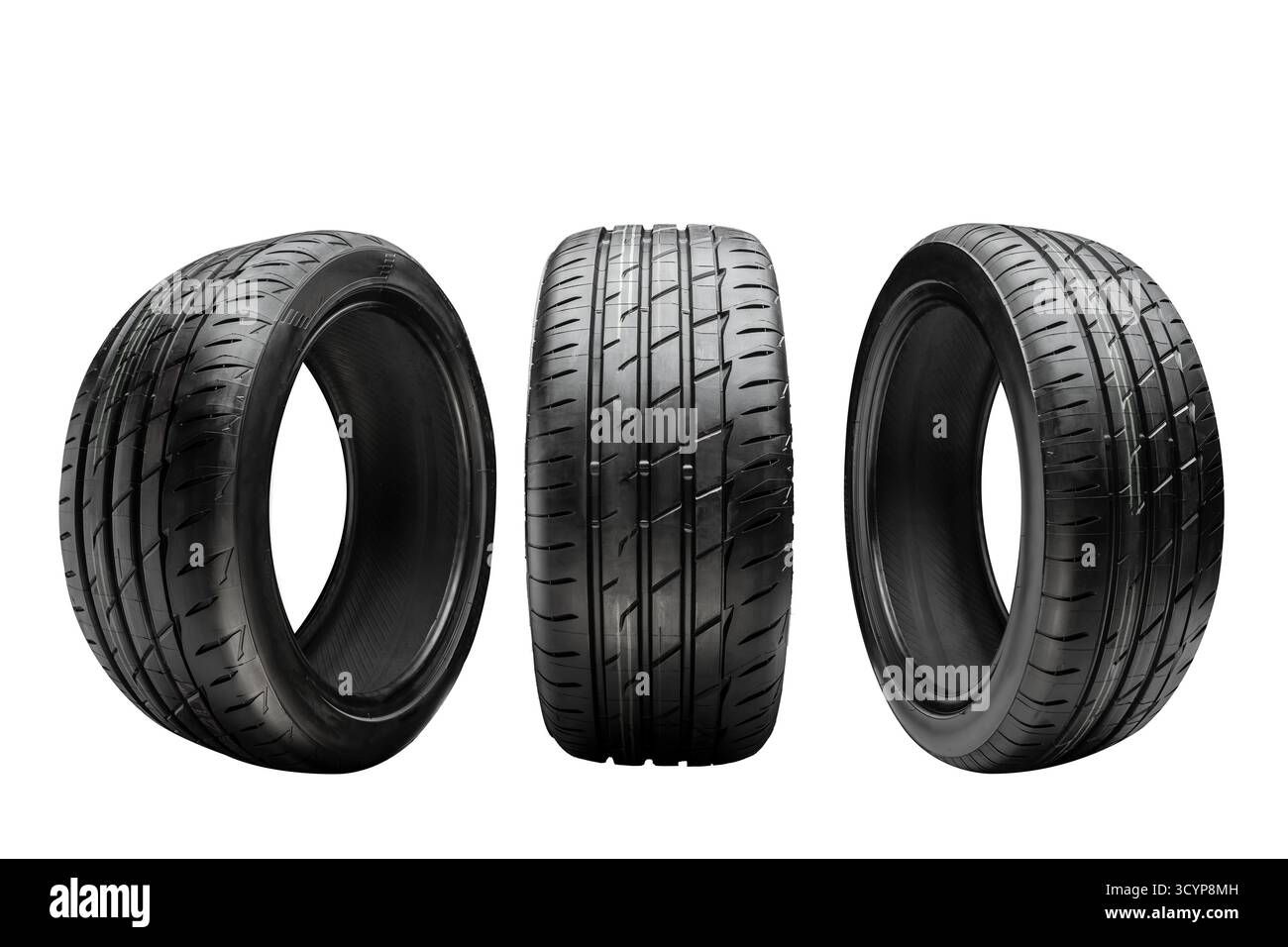 Tre pneumatici sportivi estivi per la presentazione delle auto. Isolare la struttura e la progettazione, rilevanti per il settore del montaggio e della consegna degli pneumatici Foto Stock