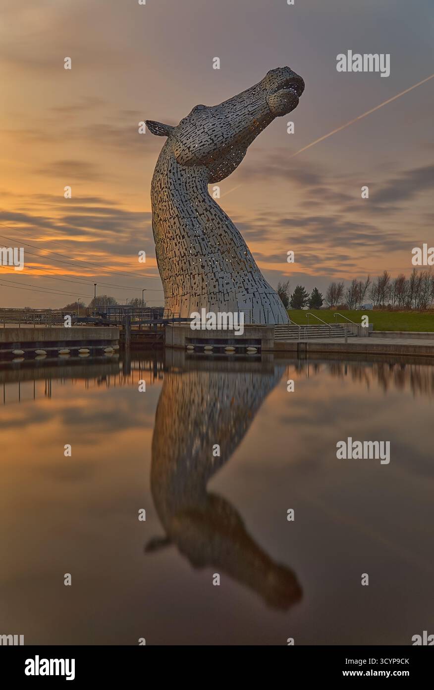 Una delle statue Kelpies al tramonto al progetto Helix, Falkirk, Scozia. Foto Stock