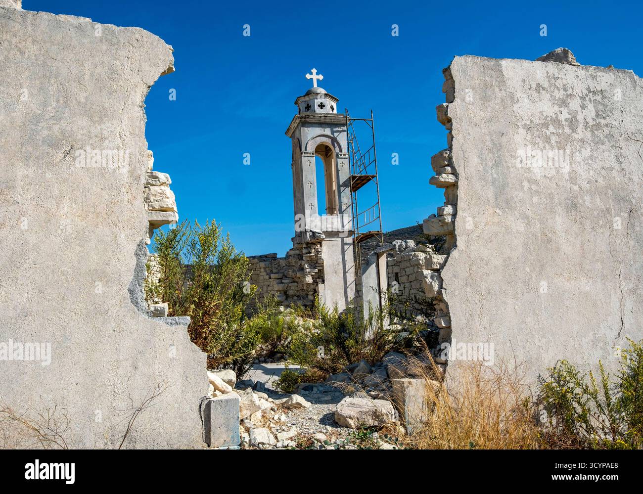 La chiesa in rovina di San Nicola Alassa, che si trova nella valle del Kouris Reservior, distretto di Limassol, Cipro. Foto Stock
