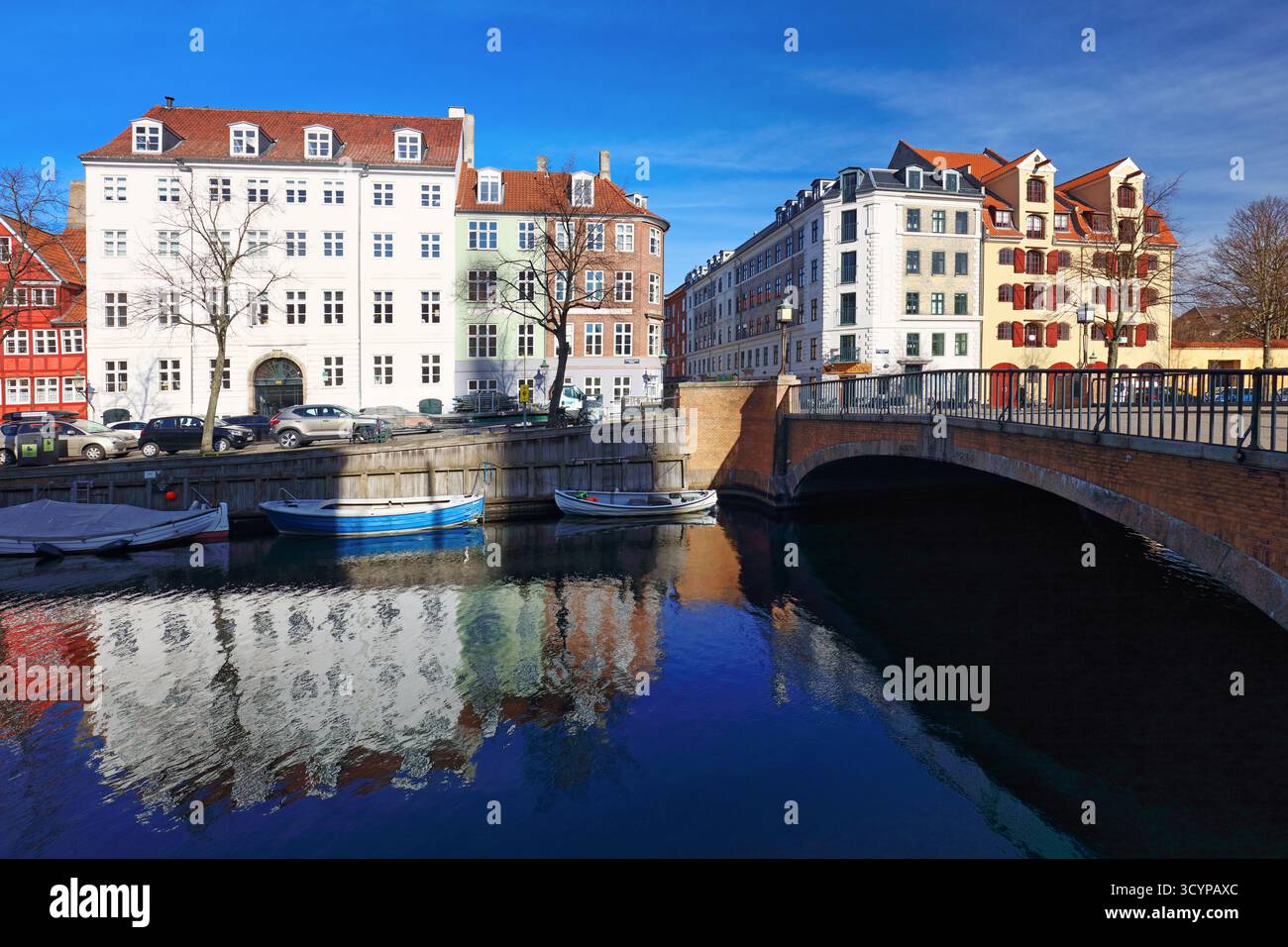 Copenhagen christianshavn Canal con barche nella città vecchia. Famoso luogo turistico in Danimarca con colorati edifici storici. Porto di Nyhavn Foto Stock