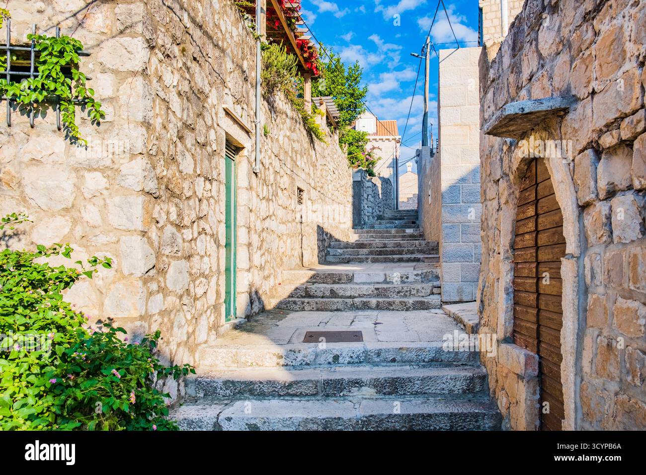 Vecchia strada stretta in pietra nella città di Cavtat nel sud della Dalmazia, Croazia, popolare destinazione turistica Foto Stock