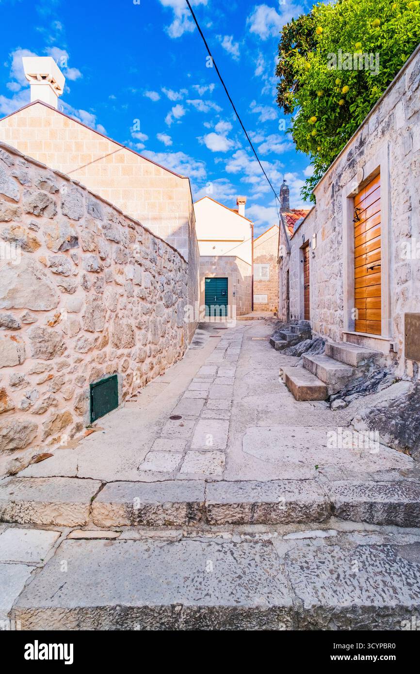 Vecchia strada stretta in pietra nella città di Cavtat nel sud della Dalmazia, Croazia, popolare destinazione turistica Foto Stock