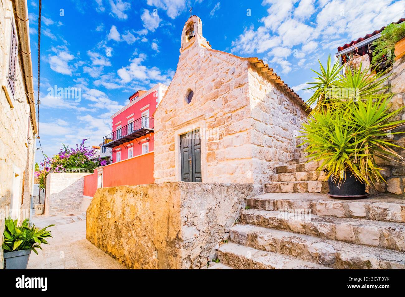 Vecchia strada stretta in pietra nella città di Cavtat nel sud della Dalmazia, Croazia, popolare destinazione turistica Foto Stock