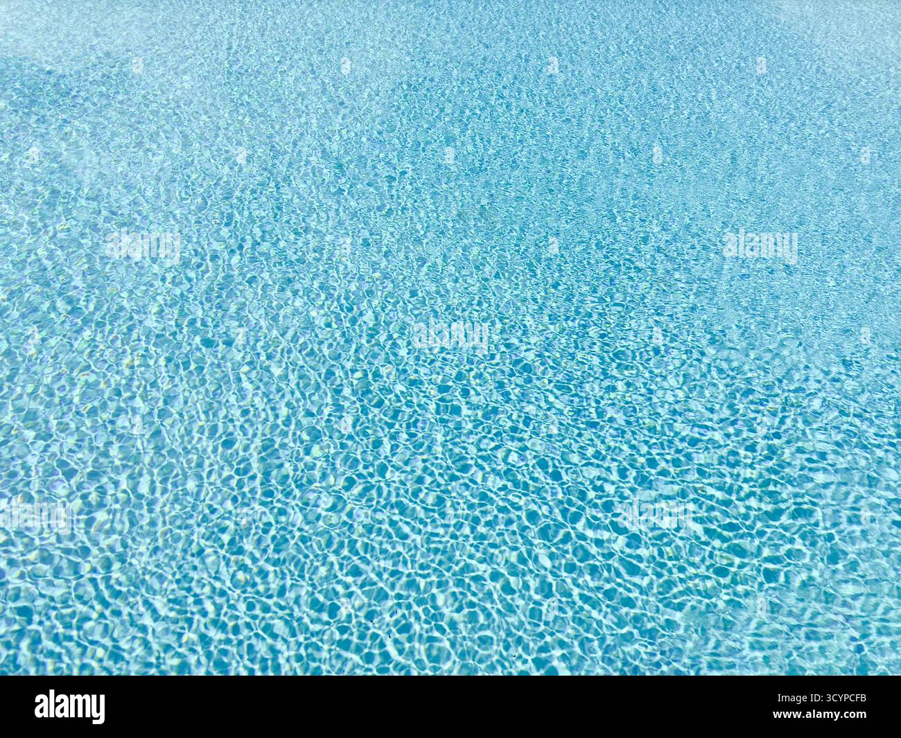 Una vista di una scintillante e limpida piscina, come sfondo. Foto Stock