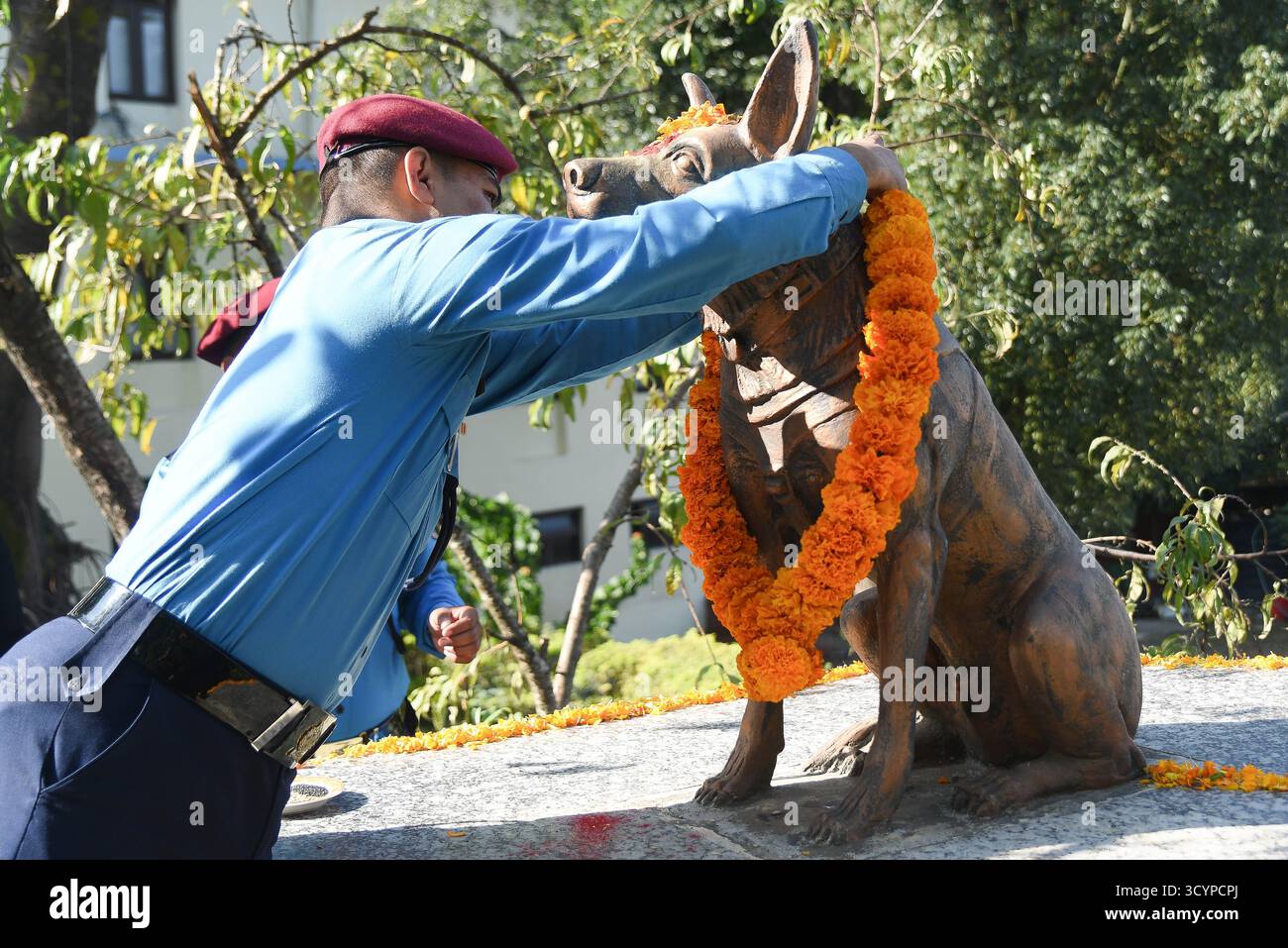 Kathmandu, Nepal. 20 ottobre 2025. Gli agenti di polizia del Nepal pregano e mettono ghirlande su una statua di cane presso la Divisione canina di polizia del Nepal a Kathmandu, Nepal, lunedì 20 ottobre 2025, durante la celebrazione Kukur Tihar, nota anche come Dog Tihar. Il festival onora il contributo e la lealtà dei cani, riconoscendo il loro ruolo di fedeli compagni e protettori nella società nepalese. Foto: Safal Prakash Shrestha credito: Safal Prakash Shrestha/Alamy Live News Foto Stock