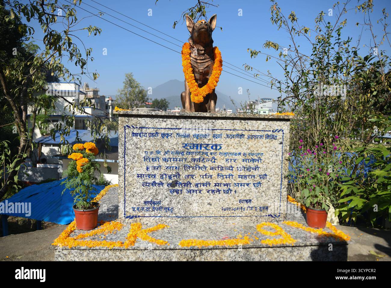 Kathmandu, Nepal. 20 ottobre 2025. Una statua di cane è stata osservata nella Divisione canina della polizia del Nepal a Kathmandu, Nepal, lunedì 20 ottobre 2025, durante la celebrazione Kukur Tihar, nota anche come Dog Tihar. Il festival onora il contributo e la lealtà dei cani, riconoscendo il loro ruolo di fedeli compagni e protettori nella società nepalese. Foto: Safal Prakash Shrestha credito: Safal Prakash Shrestha/Alamy Live News Foto Stock