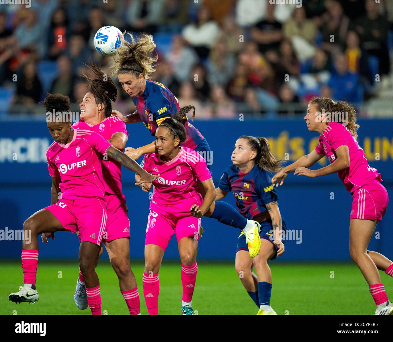 Barcellona, Spagna. 19 ottobre 2025. Alexia Putellas (top) del FC Barcelona fa un colpo di testa durante la partita di Liga F tra FC Barcelona e Granada CF, allo stadio Johan Cruyff, Barcellona, Spagna, il 19 ottobre 2025. Crediti: Joan gosa/Xinhua/Alamy Live News Foto Stock
