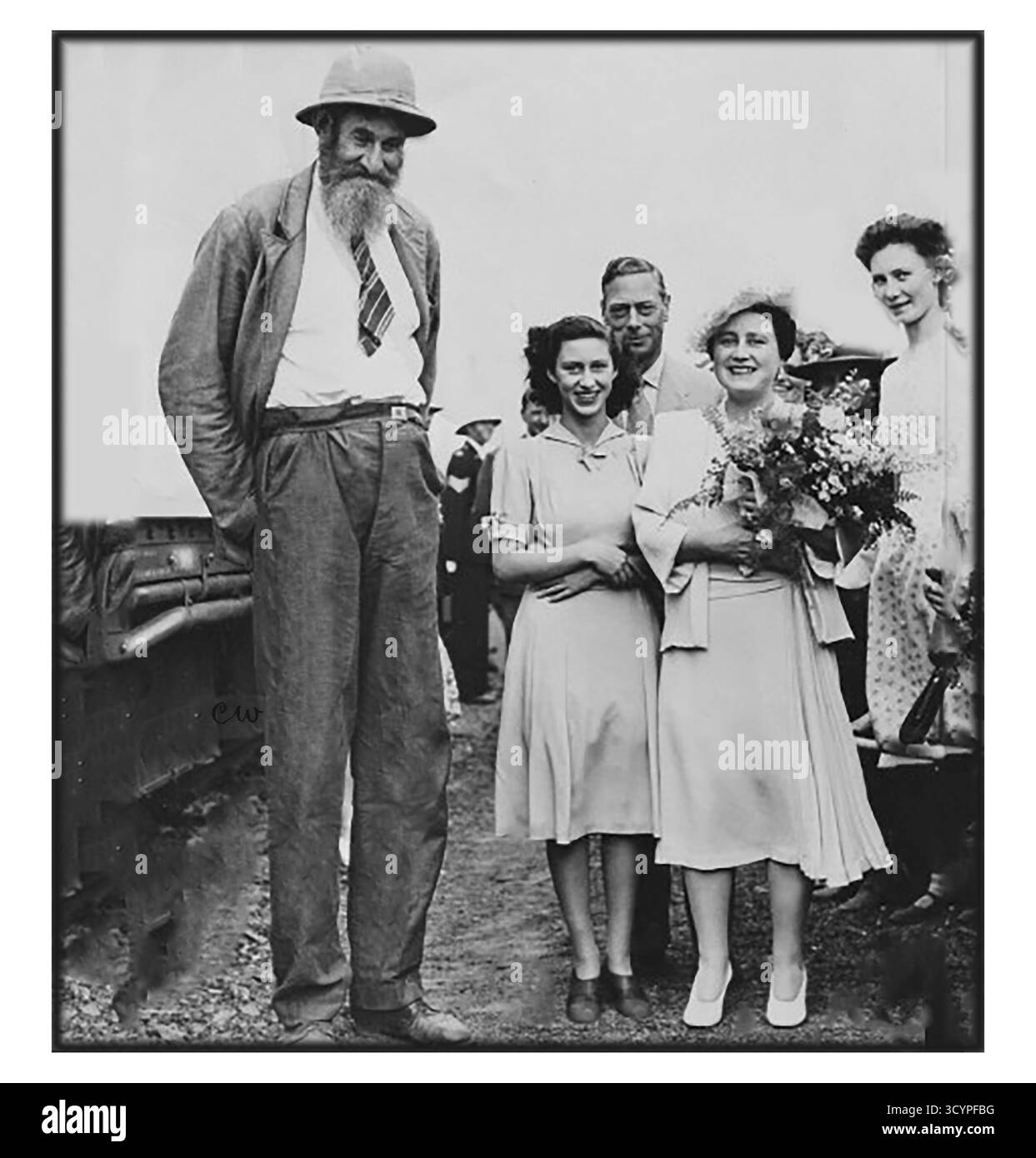 Re Giorgio V e la regina Elisabetta erano con la loro famiglia in Sud Africa dopo la fine della seconda guerra boera (1899-1902) e incontrarono Cornelius Mostert, il "gigante del Transvaal", che si diceva fosse alto otto piedi. Questa fotografia è tuttavia datata 1901 -- Koning George V en koningin Elizabeth Was saam met hul gesin in Suid-Afrika na die einde van die Tweede Boereoorlog (1899–1902) en ontmoet Cornelius Mostert, Die 'Transvaalse Reus', wat na Bewering agt voet hoog Was. Hierdie foto è egter gedateer 1901 Foto Stock